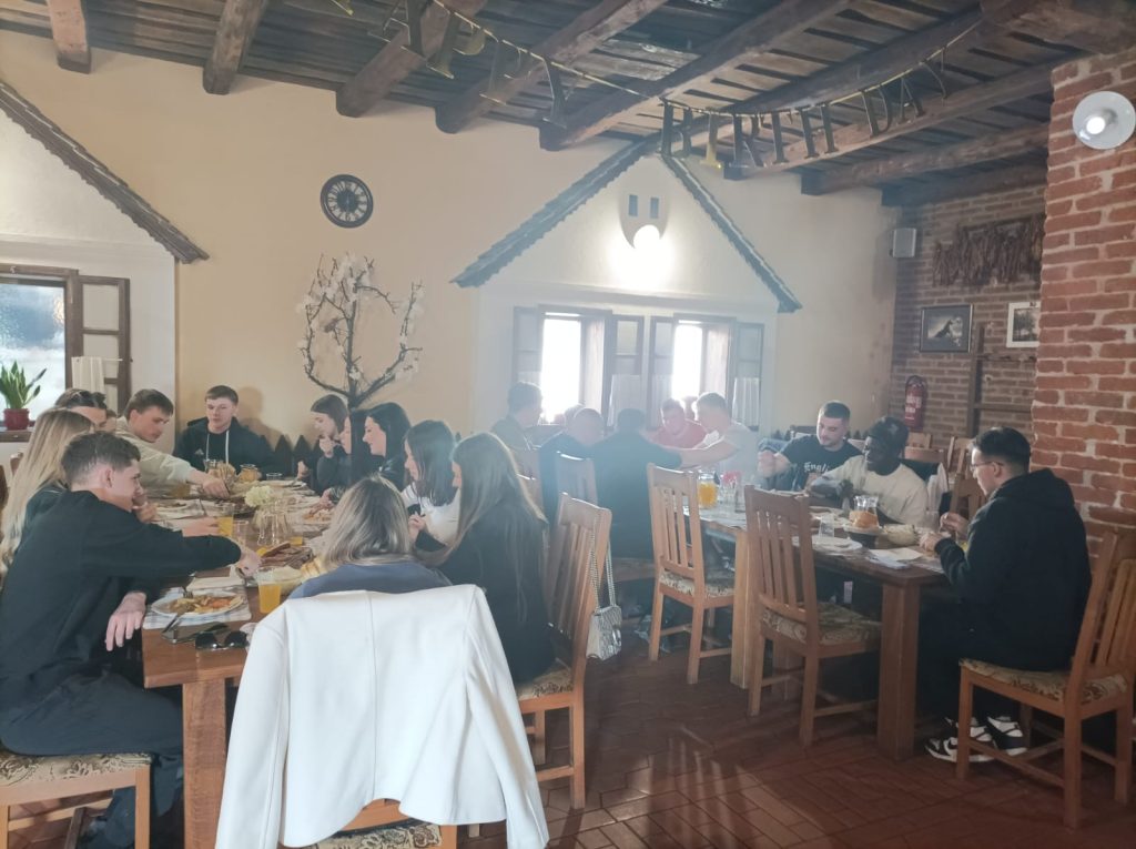 obrok-u-restoranu-ambar-terenska-nastava-đakovo-privatna-škola-futura