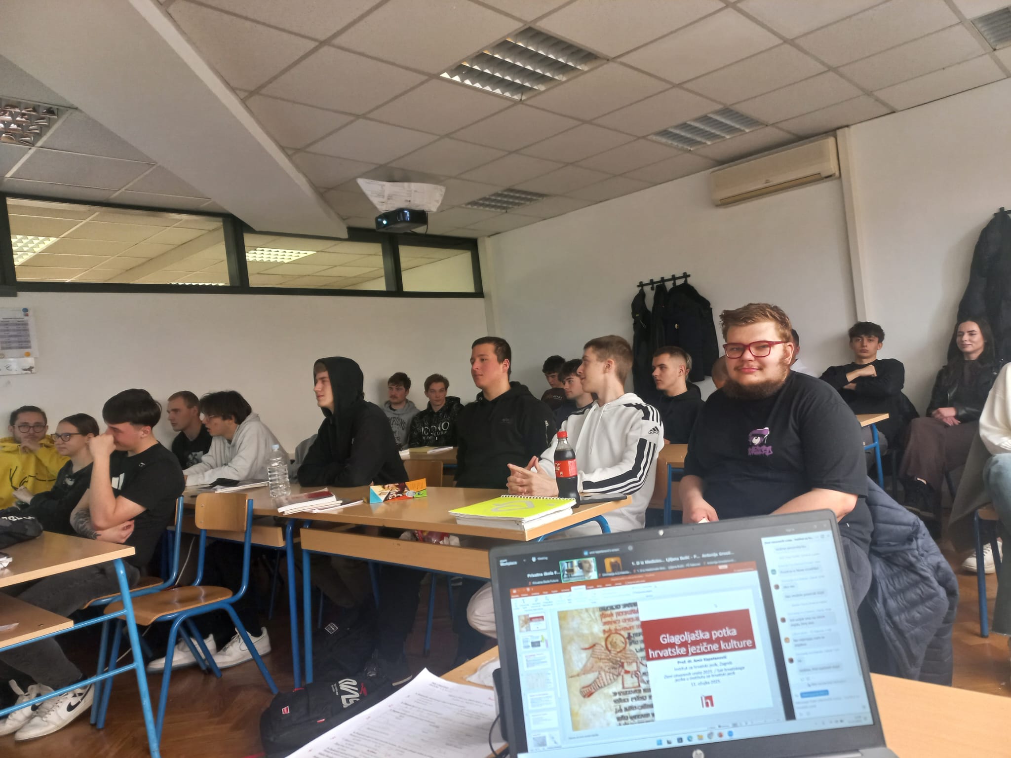 učenici-sudjeluju-u-predavanju-povodom-mjeseca-hrvatskog-jezika