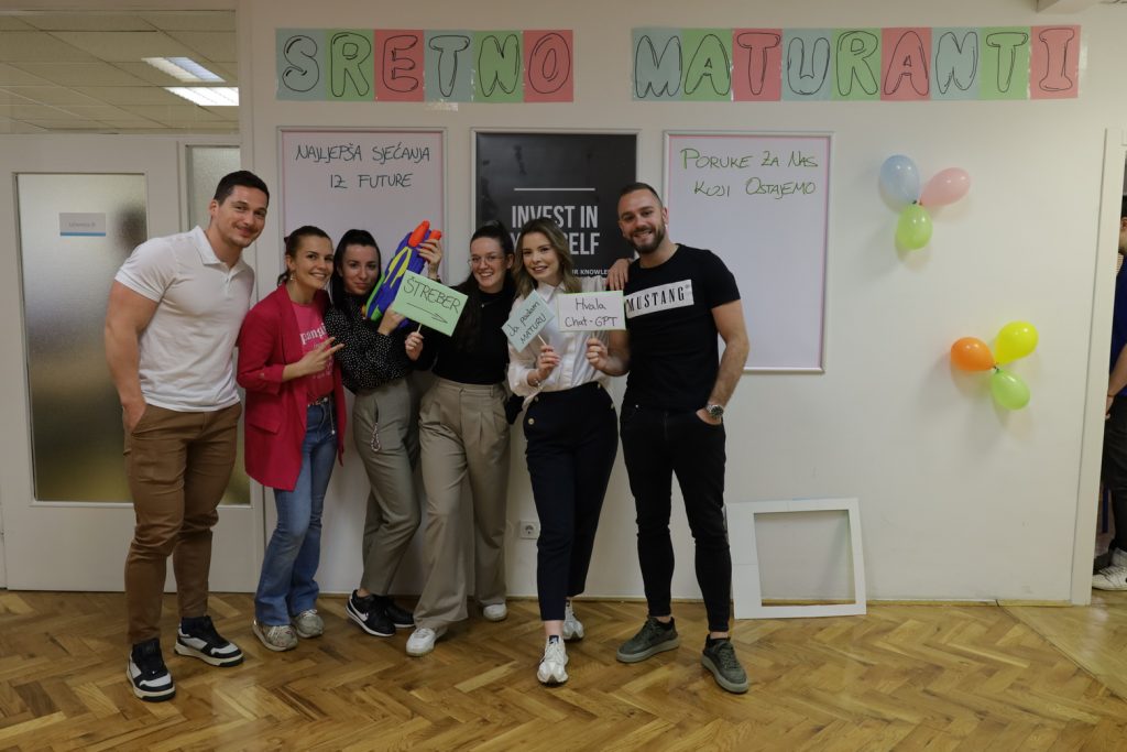 profesori-na-ispraćaju-maturanata-privatna-škola-futura