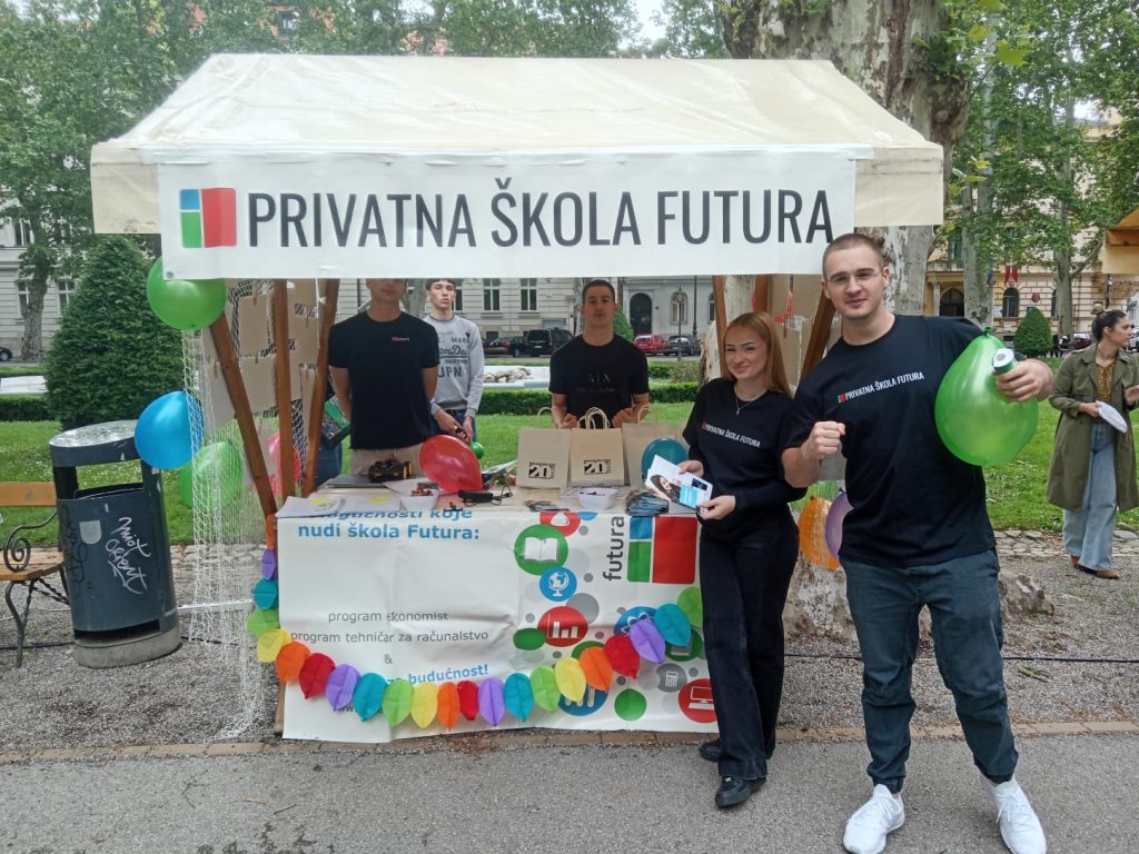 Dojdi-osmaš - 2025-učenici-na-štandu- Privatna škola Futura