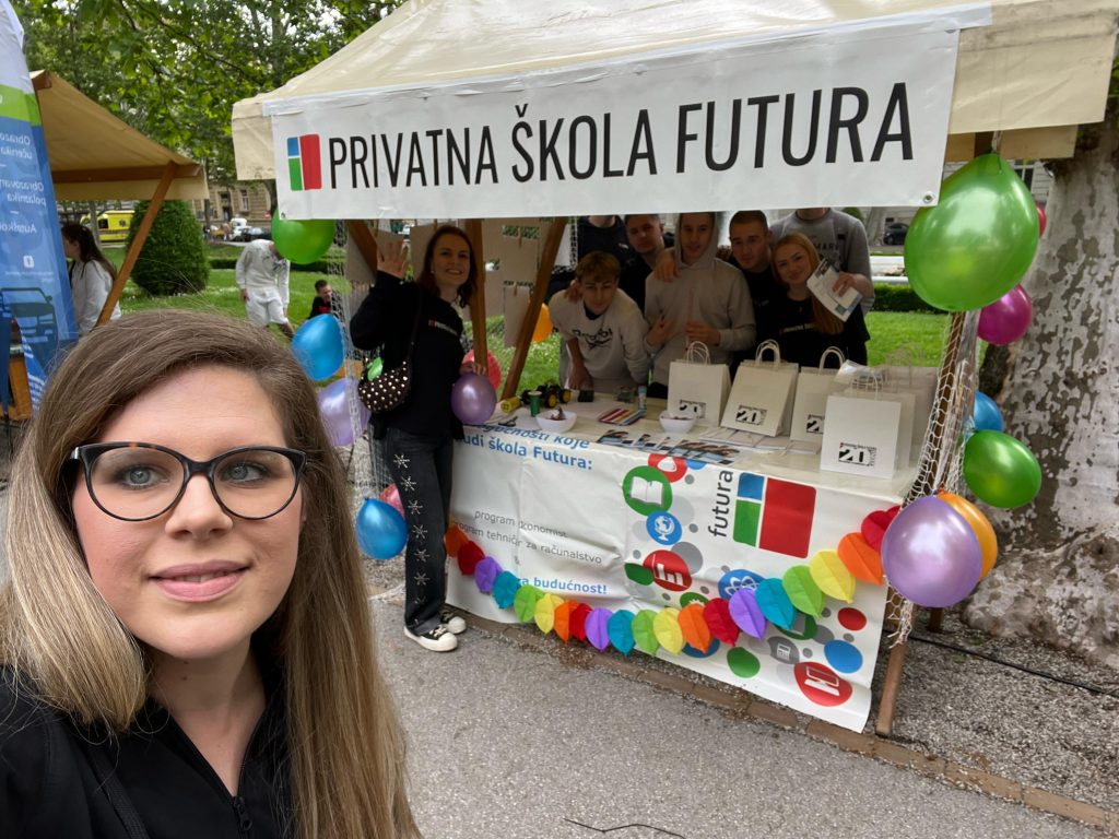 profesorice-sa-učenicima-na-štandu-Dojdi-osmaš-2025-Privatna-škola-Futura