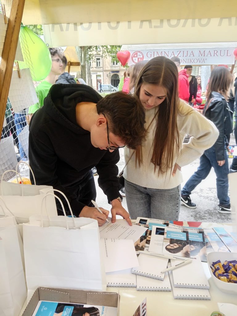 zainteresirani- učenici-na-našem-štandu-Dojdi osmaš-2025-Privatna-škola-Futura