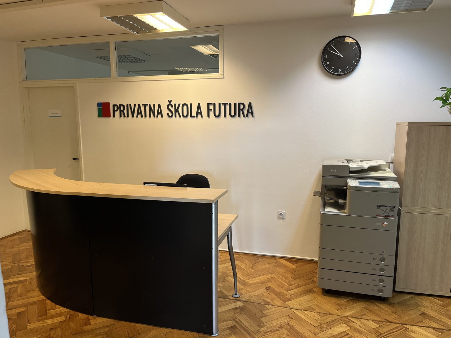 pogled-na-portu-iz-hodnika-privatna-škola-futura