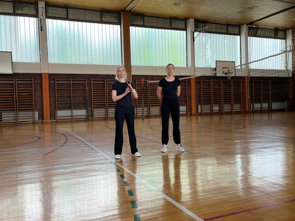 ravnateljica-i-profesorica-tjelesnog-daju-upute-dan-sporta-privatna-škola-futura
