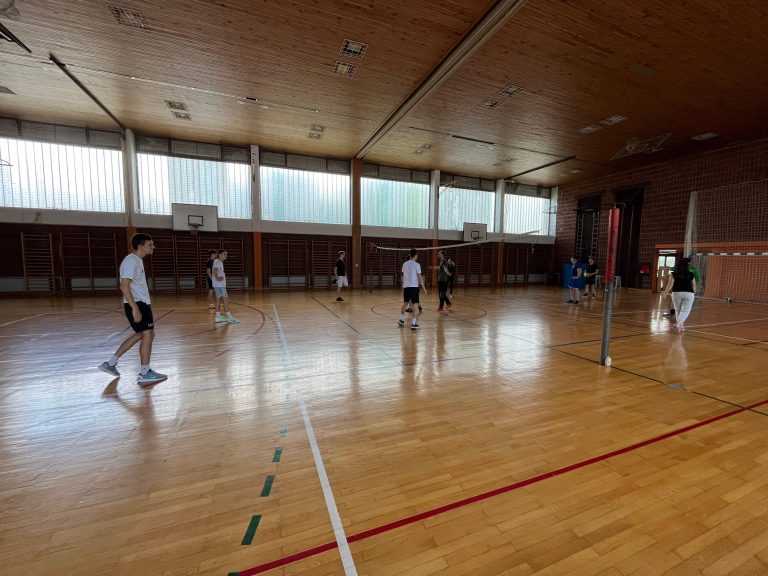 odbojkaška-utakmica-profesora-i-učenika-se-zahuktala-na-danu-sporta-privatna-škola-futura