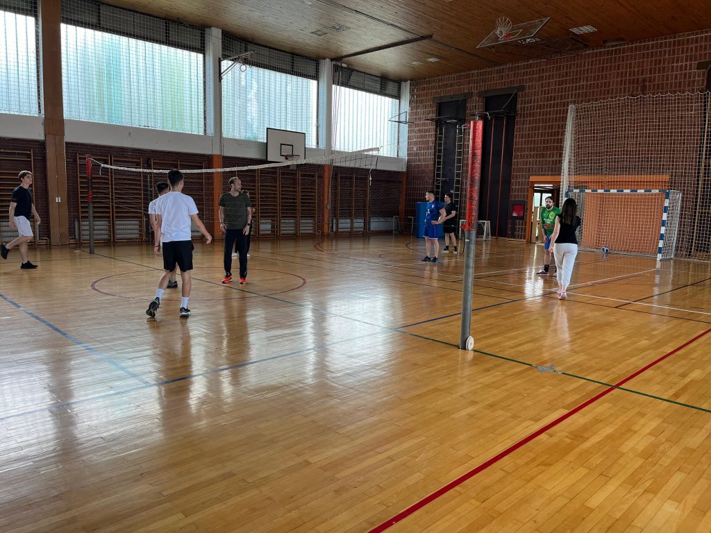 odbojkaška-utakmica-profesora-i-učenika-na-danu-sporta-privatna-škola-futura