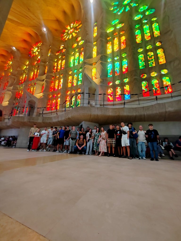 učenici-u-crkvi-sagrada-familia-maturalac-privatna-škola-futura-2025