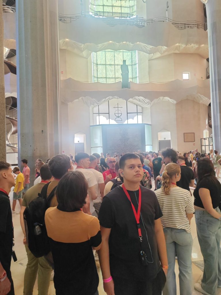 učenici-u-crkvi-u-barceloni-na-maturalcu-privatna-škola-futura-2025