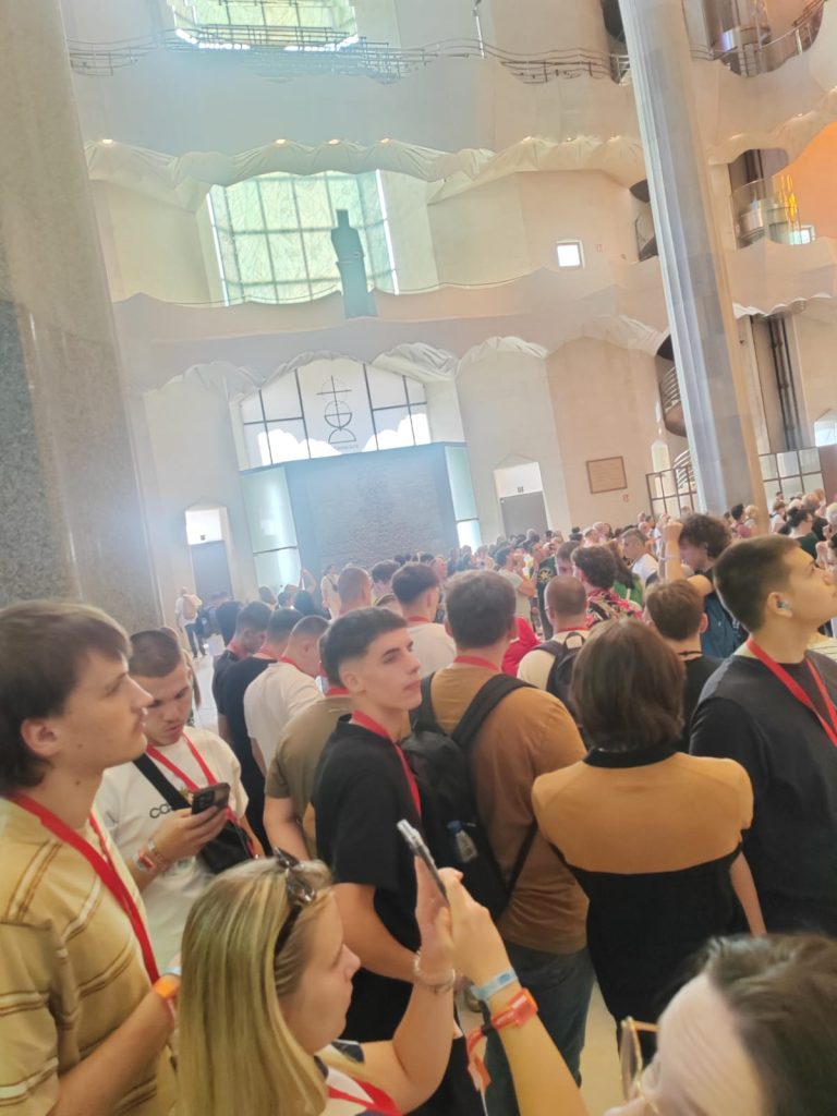 razgledavanje-crkve-u-barceloni-na-maturalcu-privatna-škola-futura-2025