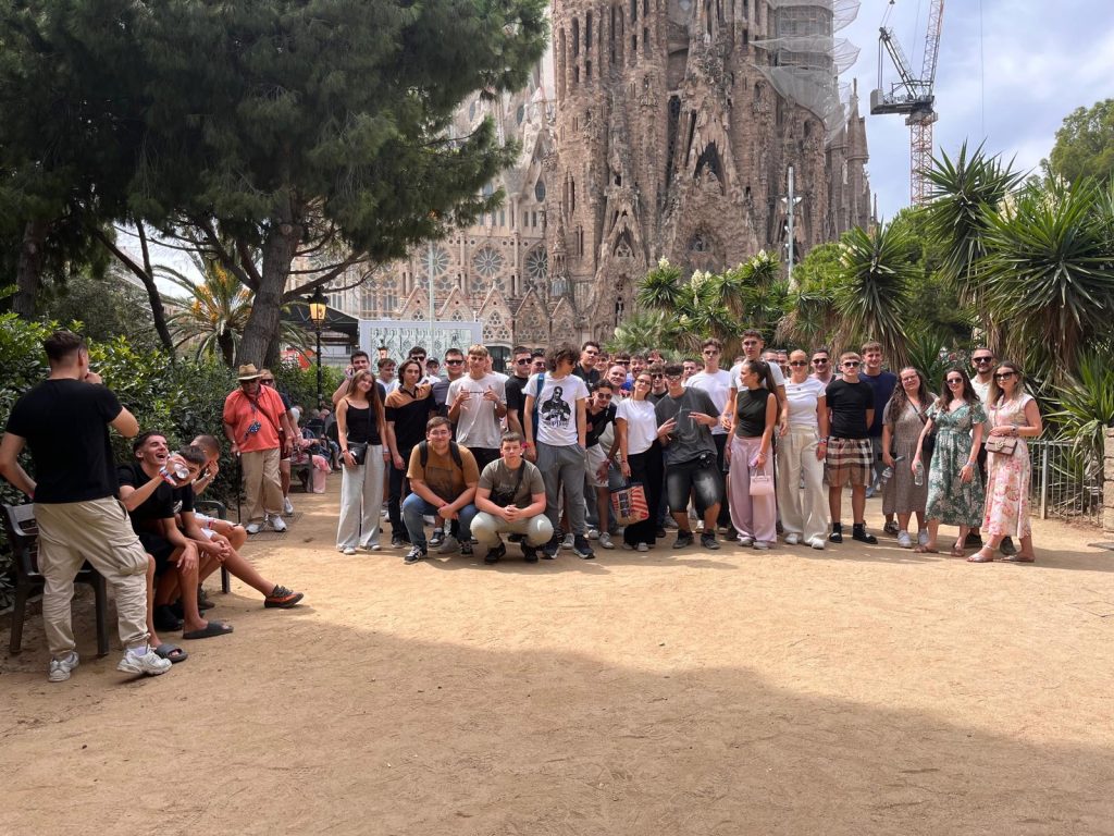 učenici-pred-crkvom-u-barceloni-na-maturalcu-privatna-škola-futura-2025