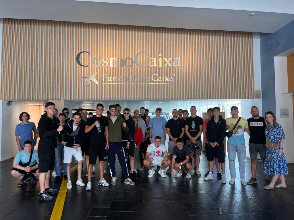 svi-učenici-pred-muzejem-znanosti-u-barceloni-maturalac-privatna-škola-futura-2025