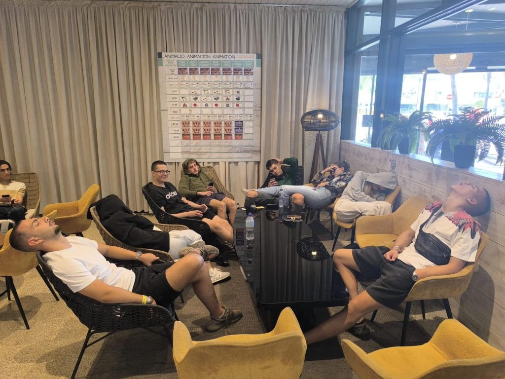 učenici-odmaraju-u-lounge-maturalac-privatna-škola-futura-2025