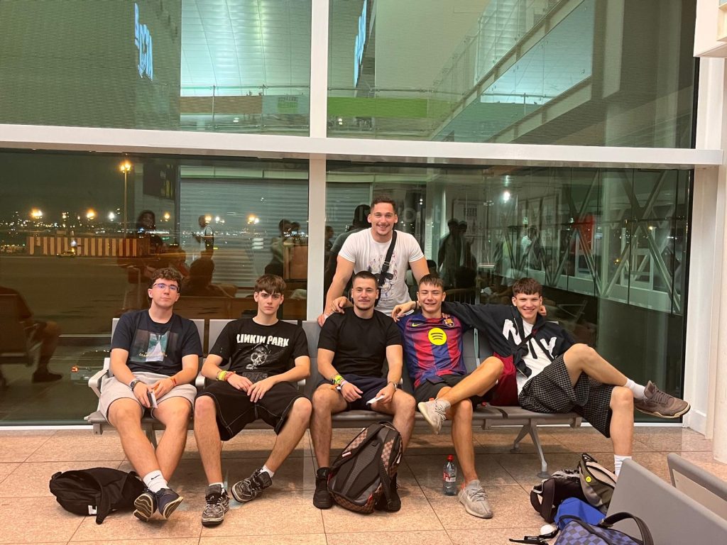 čekanje-na-aerodromu-uz-razrednika-na-maturalcu-privatna-škola-futura-2025