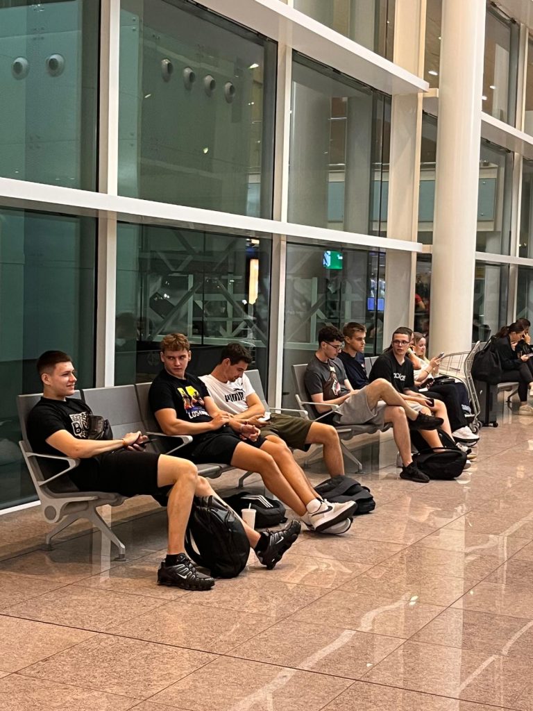 učenici-čekaju-na-aerodromu-maturalac-privatna-škola-futura-2025