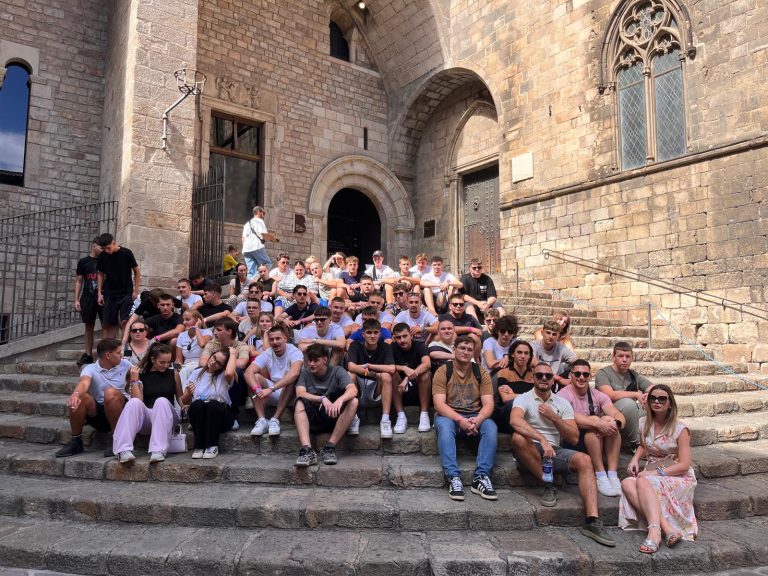 svi-učenici-na-stepenicama-u-barceloni-maturalac-privatna-škola-futura-2025