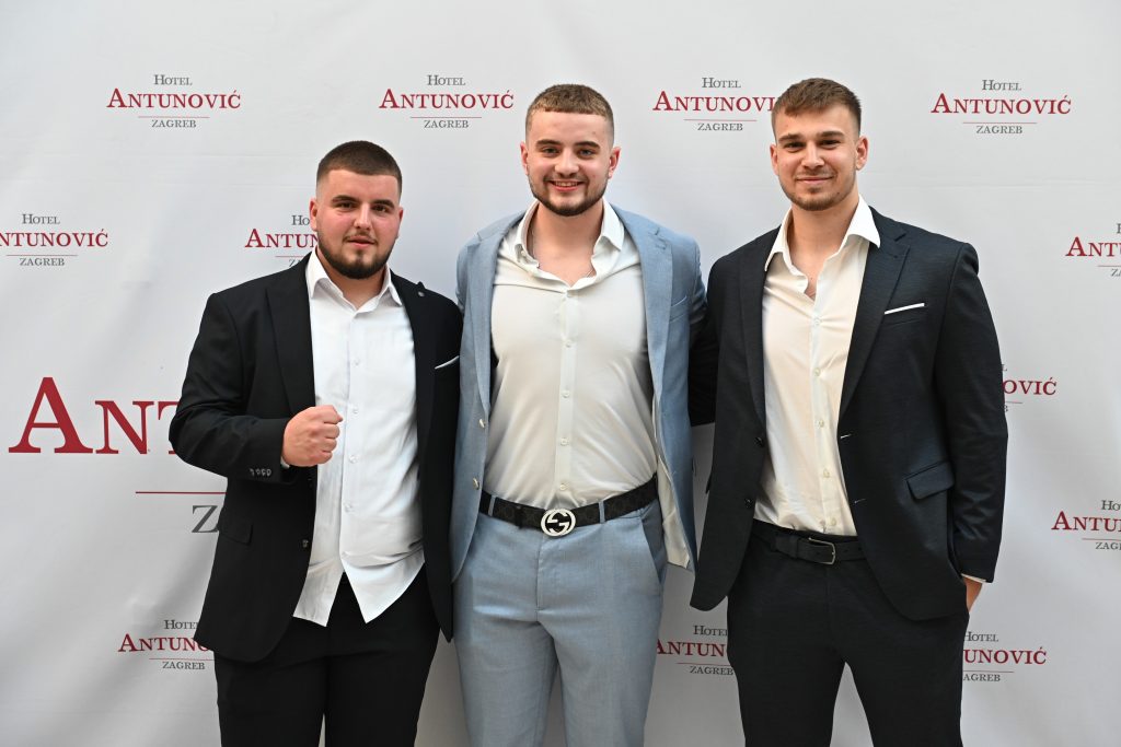 maturanti-4.a-Privatne-škole-futura-na-maturalnoj-večeri-2024-2025