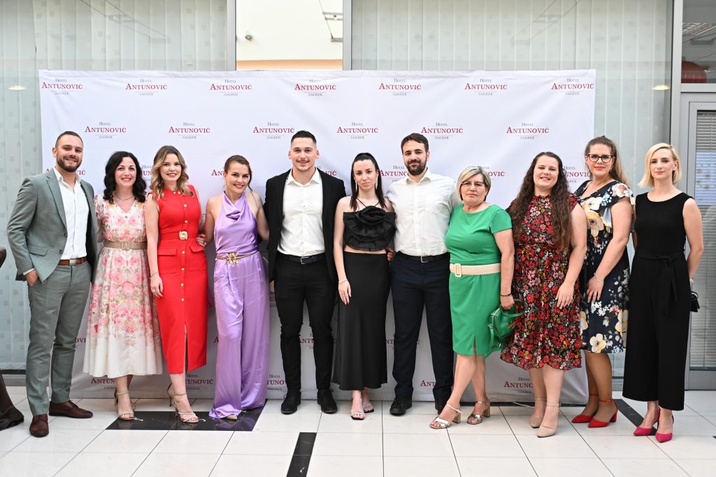 djelatnici-Privatne-škole-futura-na-maturalnoj-večeri-2024.2025