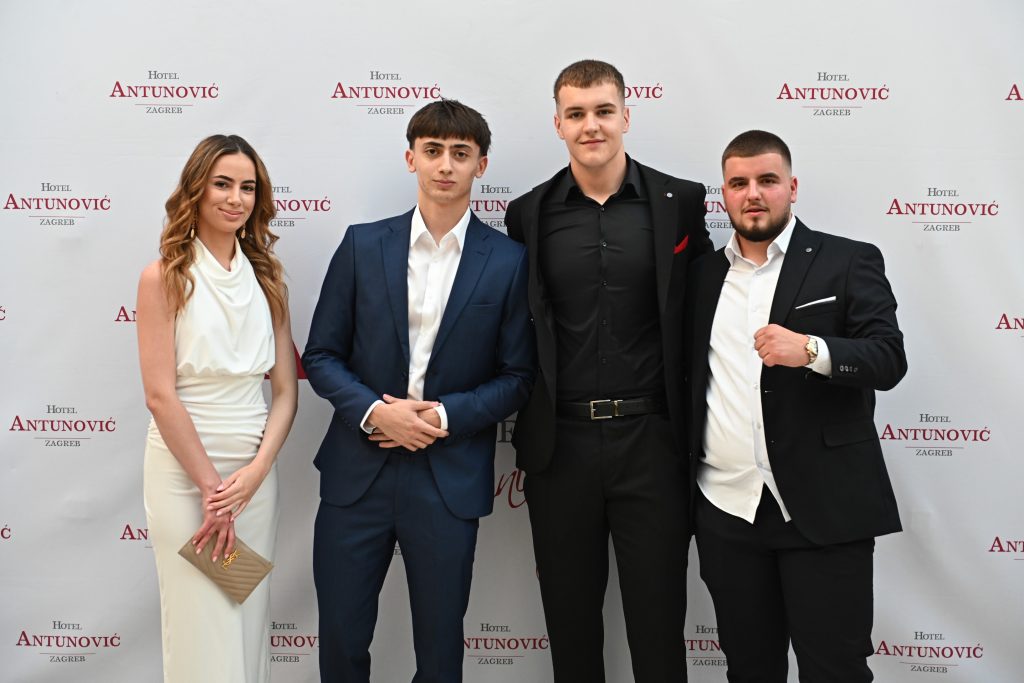 maturanti-Privatne-škole-futura-na-maturalnoj-večeri-2024-2025-na-fotografiranju