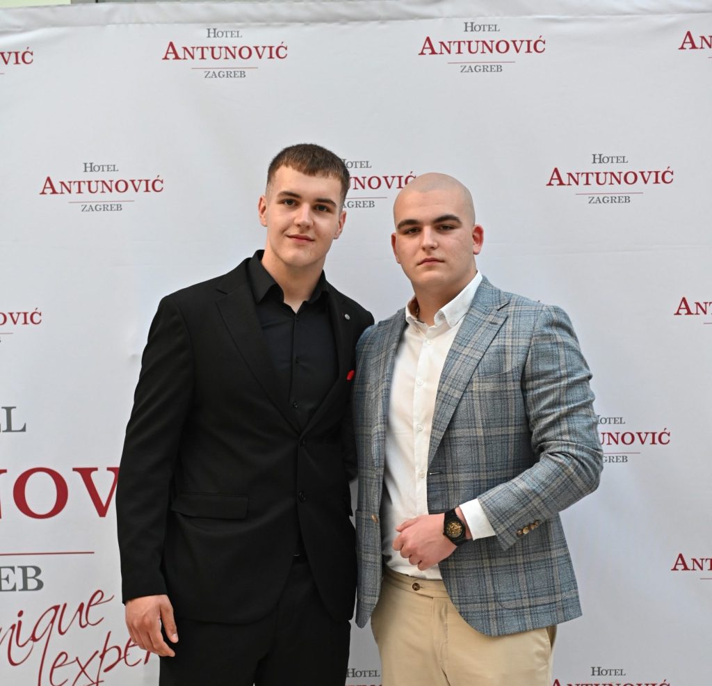 Maturanti-4.t- poziraju-iz-Privatne-škole-futura-na-maturalnoj-večeri-2024-2025