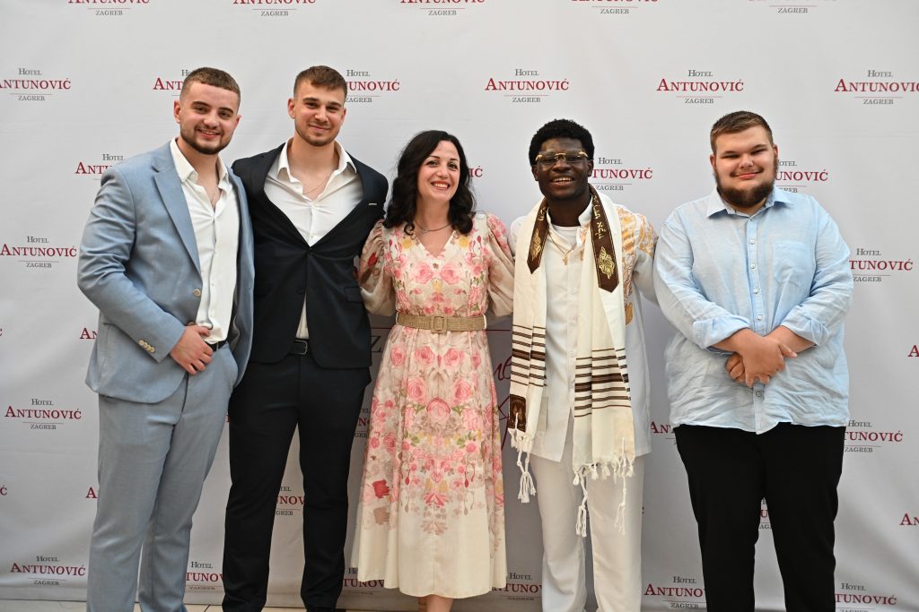 4.a-sa-svojom-razrednicom- Privatna-škola-futura-na-maturalnoj-večeri-2024-2025