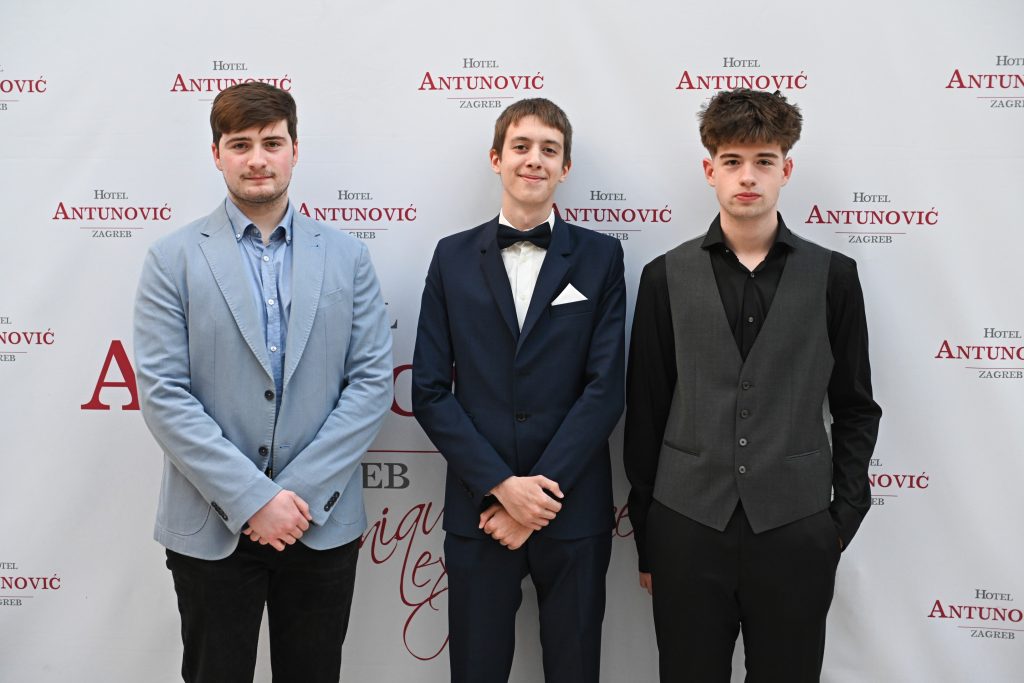 Maturanti-4.t- Privatne-škole-futura-na-maturalnoj-večeri-2024-2025