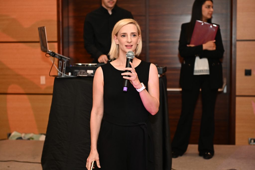 ravnateljica-privatne-škole-futura-prilikom-govora-na-maturalnoj-večeri-2024-2025