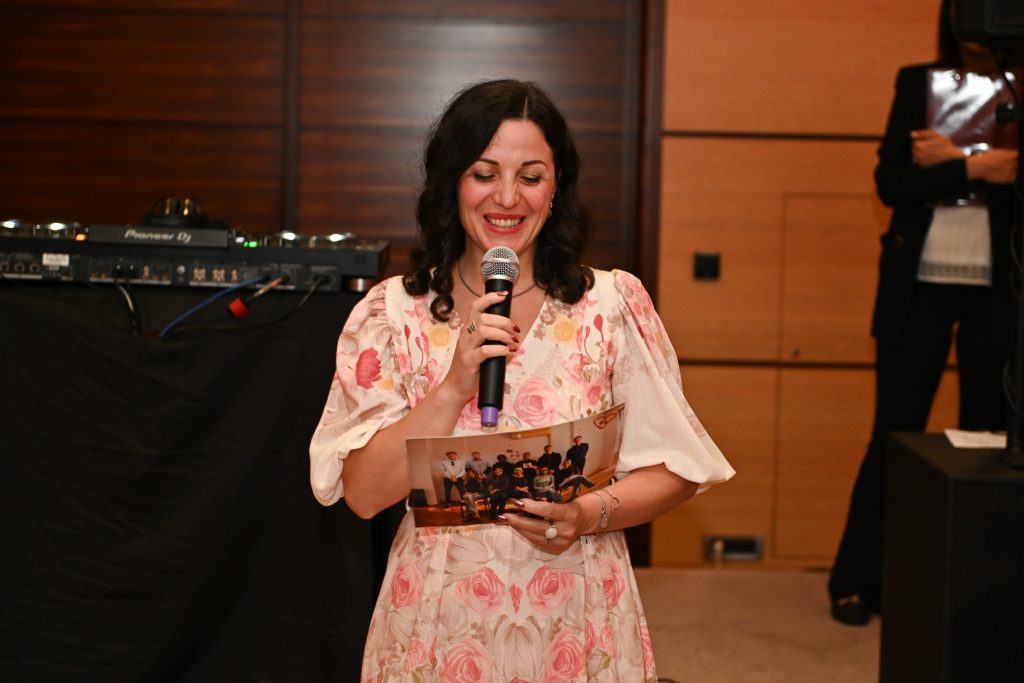 razrednica-4a-pozdravlja-maturante-na-maturalnoj-večeri-2024-2025-privatna-škola-futura