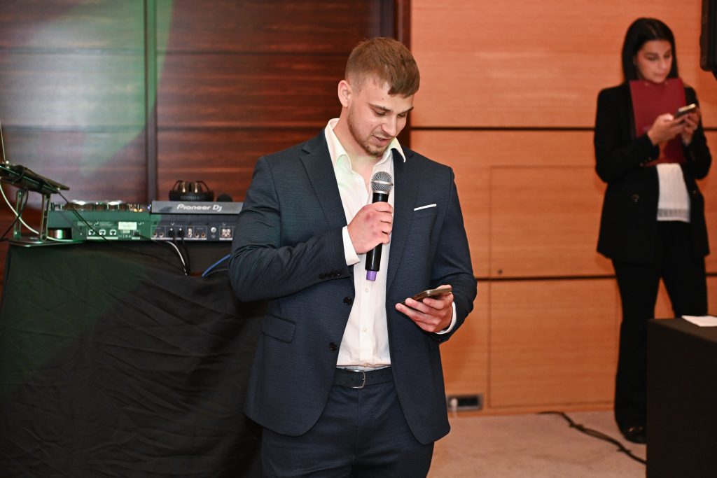 predstavnik-maturanata-u govoru-na-maturalnoj-večeri-2024-2025-privatna-škola-futura