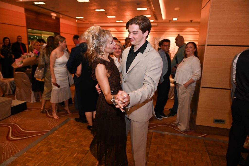 maturant-pleše-s-roditeljima-maturalna-večer-privatna-škola-futura-2024-2025