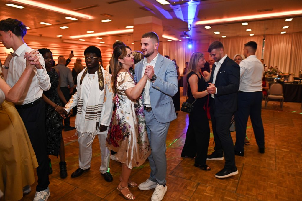 maturant-pleše-s-majkom-maturalna-večer-privatna-škola-futura-2024-2025-