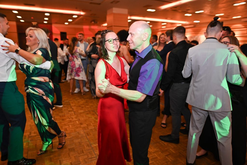 maturantica-pleše-s-ocem-maturalna-večer-privatna-škola-2024-2025