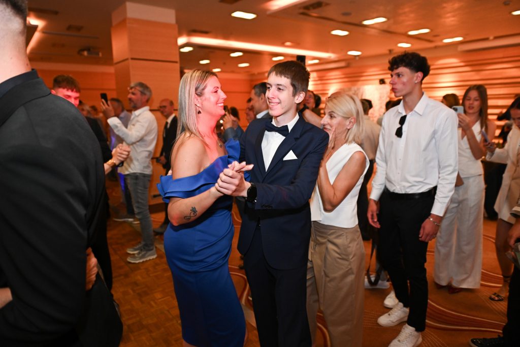 maturant-u-plesu-s-majkom-maturalna-večer-privatna-škola-futura-2024-2025