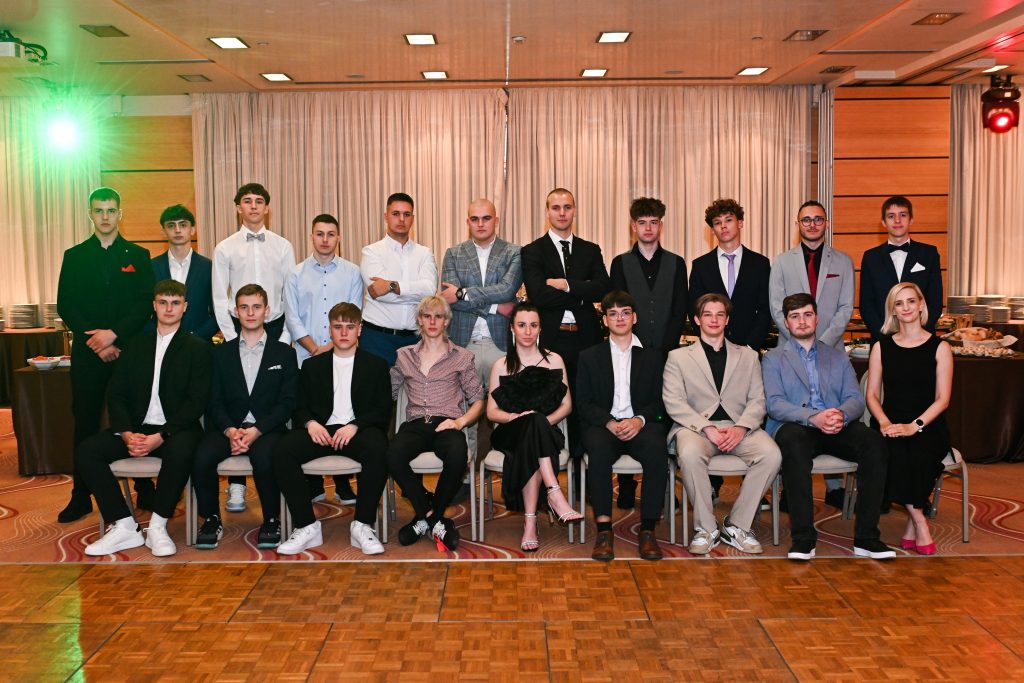 fotografiranje-4t-sa-razrednicom-na-maturalnoj-večeri-Privatne-škole-Futura- 2024-2025