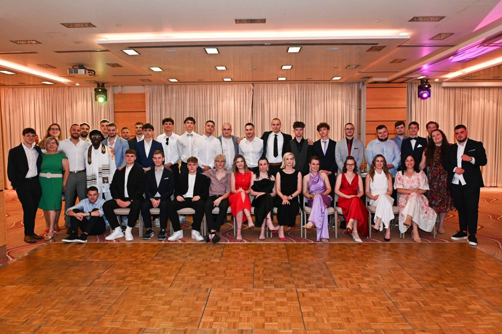 svi-maturanti-sa-profesorima-maturalna-večer-privatna-škola-futura-2024-2025