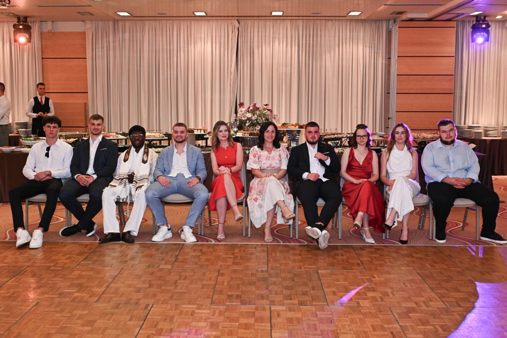 4a-sa-profesoricama-maturalna-večer-privatna-škola-futura-2024-2025