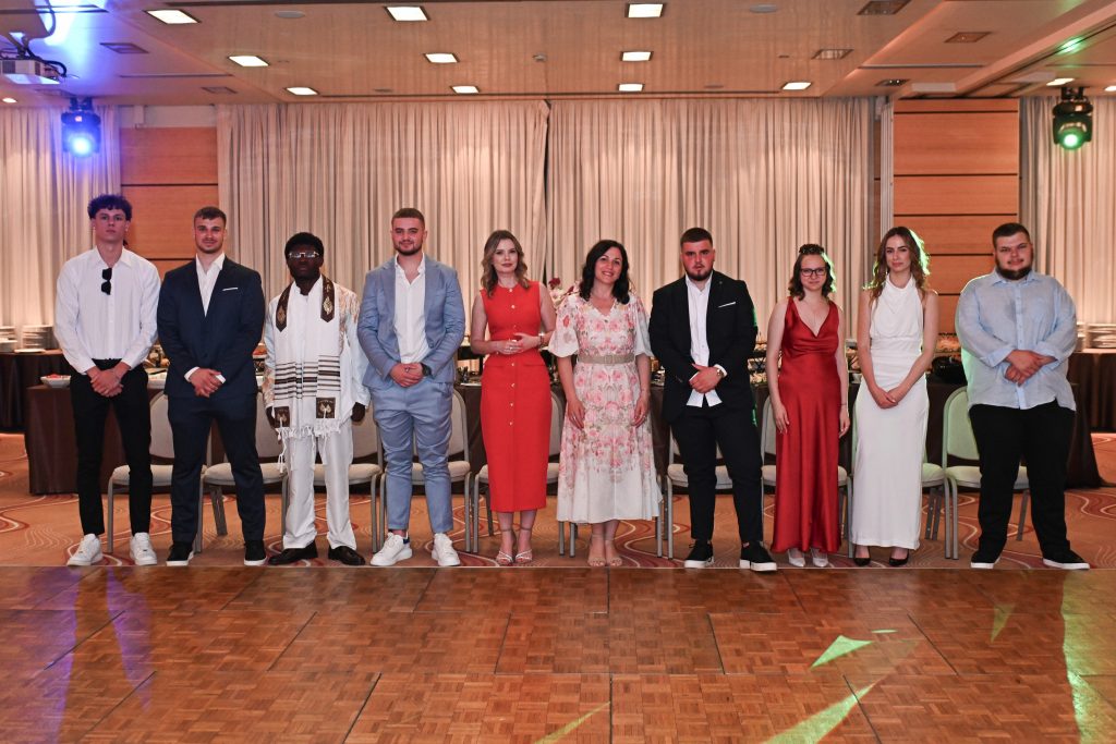 4a-stoji-uz-svoje-profesorice-maturalna-večer-privatna-škola-futura-2024-2025-