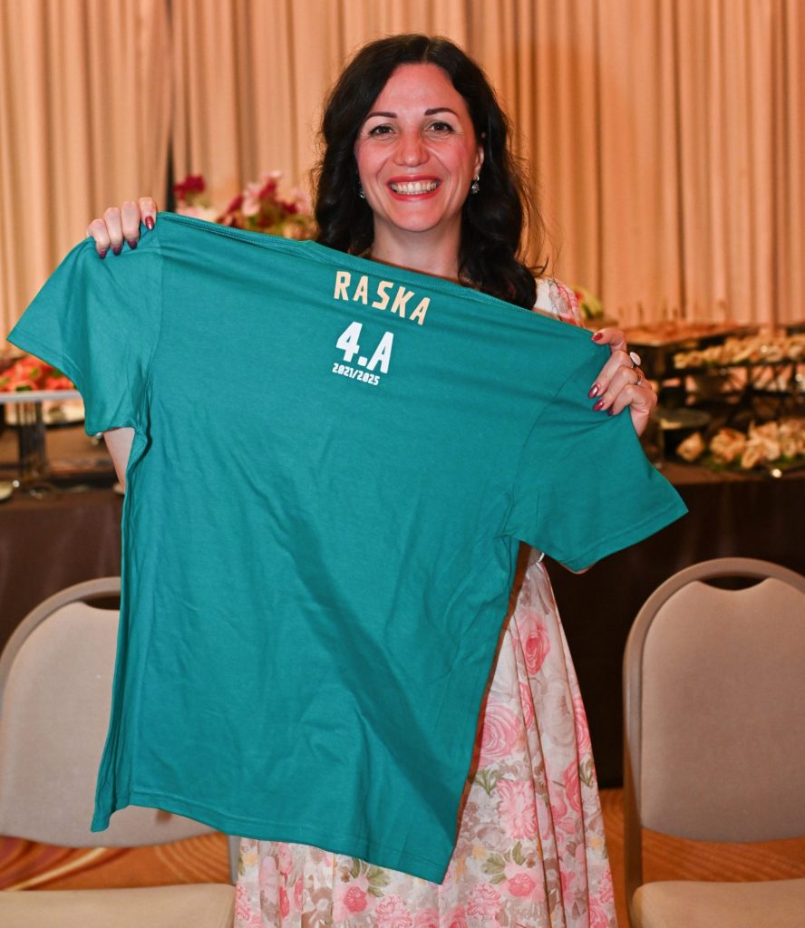 razrednica-4.a-sa-majicom-razreda-maturalna-večera-2024-2025