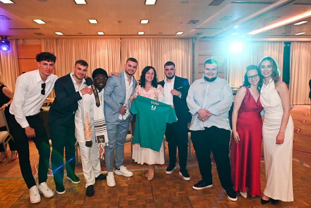 4.a -razrednici -predao -poklon- maturalna- večer-Privatna -škola - Futura- 2024.-2025.