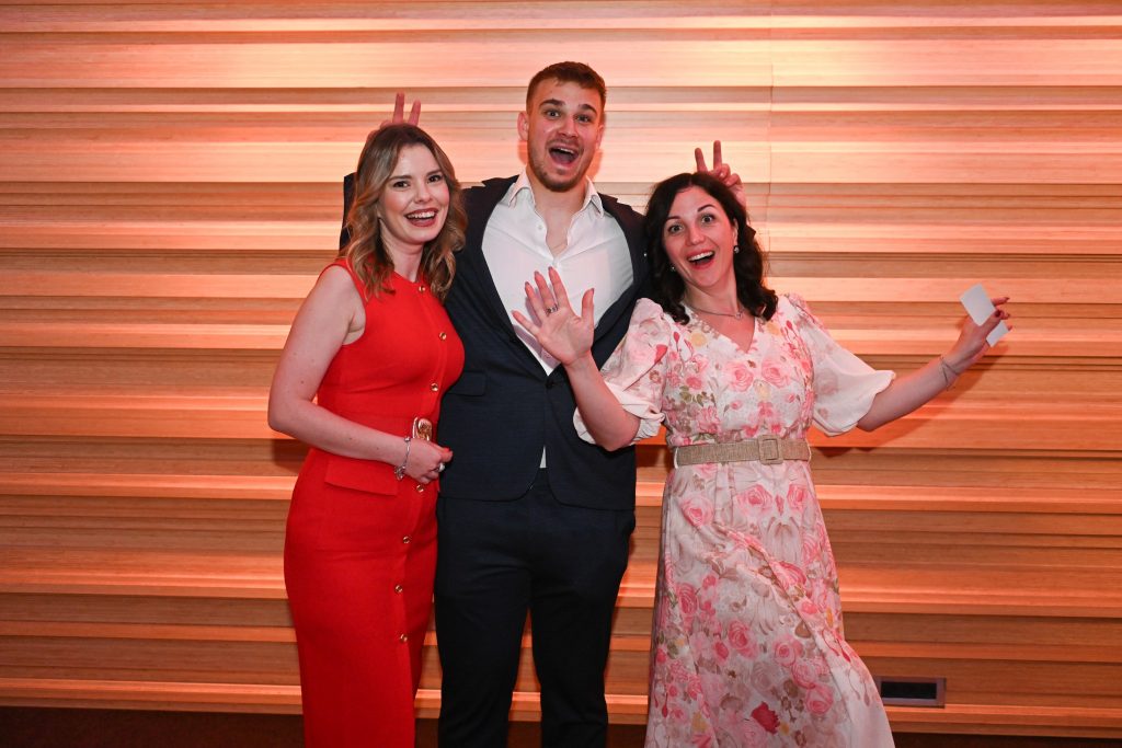 maturant- sa -profesoricama- maturalna- večer-Privatna -škola - Futura- 2024.-2025.