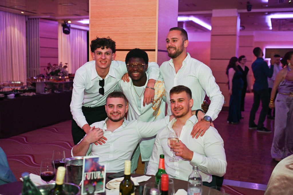 maturanti- sa -profesorom- maturalna- večer-Privatna -škola - Futura- 2024.-2025.