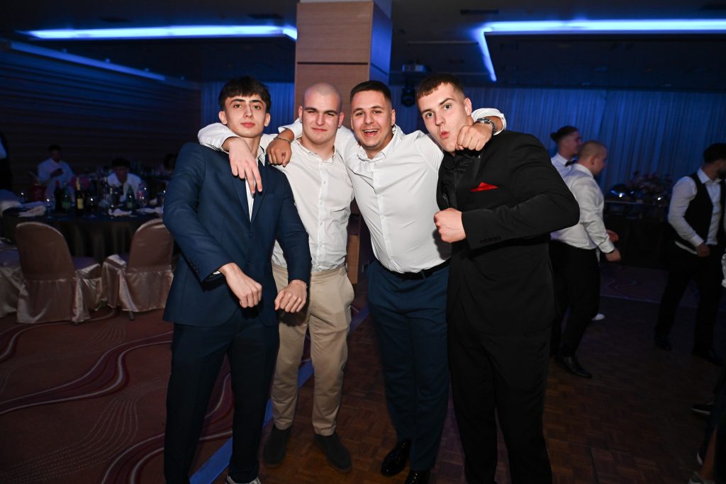 maturanti- 4.t- na- plesnom-podiju- maturalna- večer-Privatna -škola - Futura- 2024.-2025.