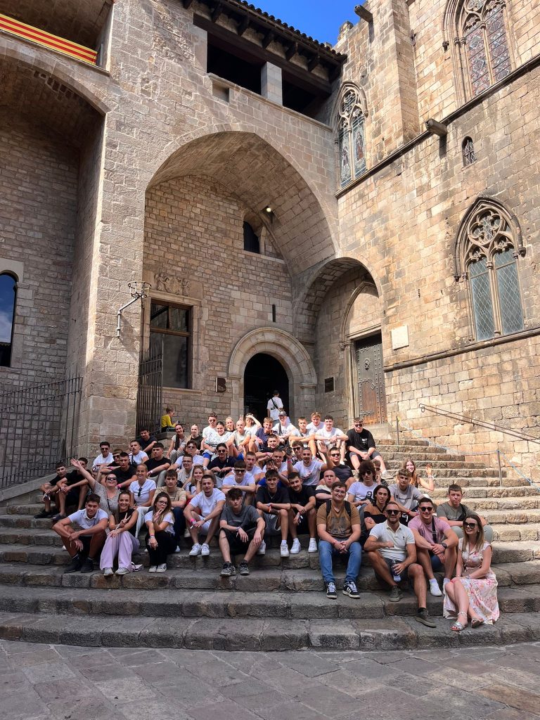 grupna-slika-svih-učenika-na-maturalcu-privatna-škola-futura-2025