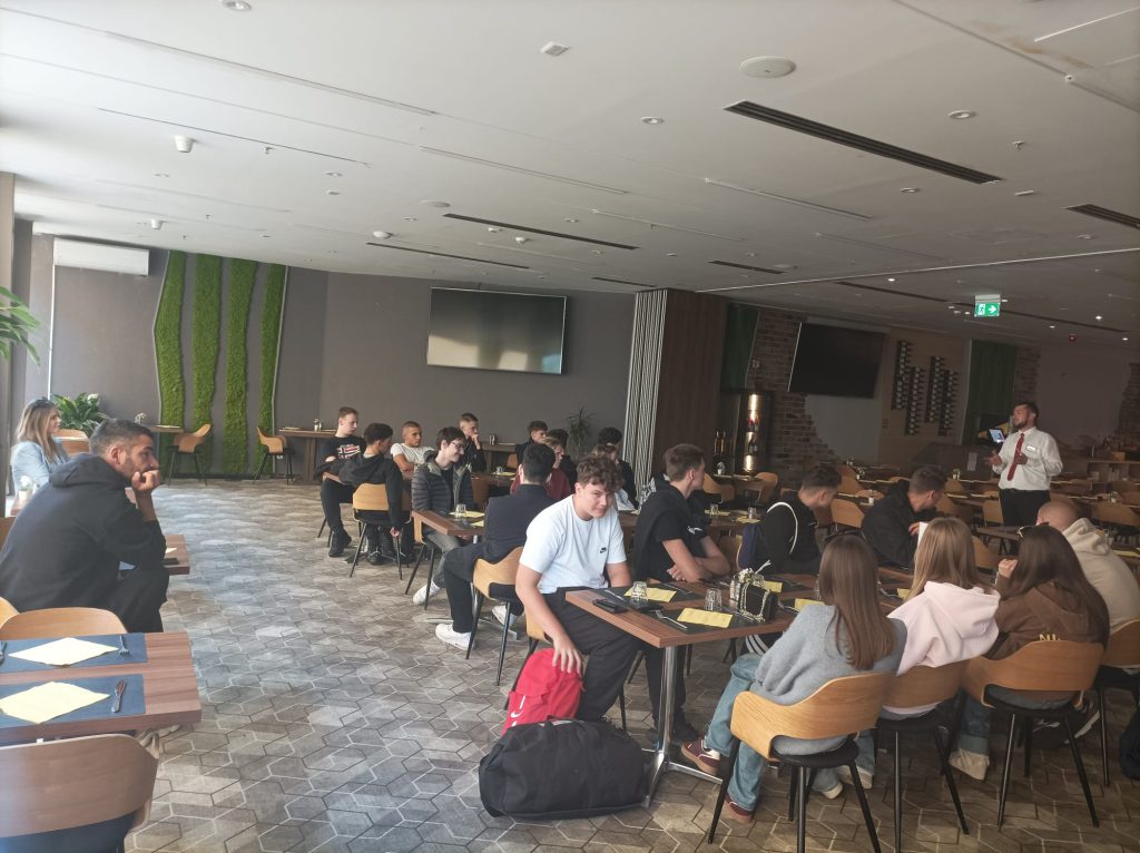 ekonomisti-rješavaju-zadatke-u-hotelu-u-opatiji-privatna-škola-futura