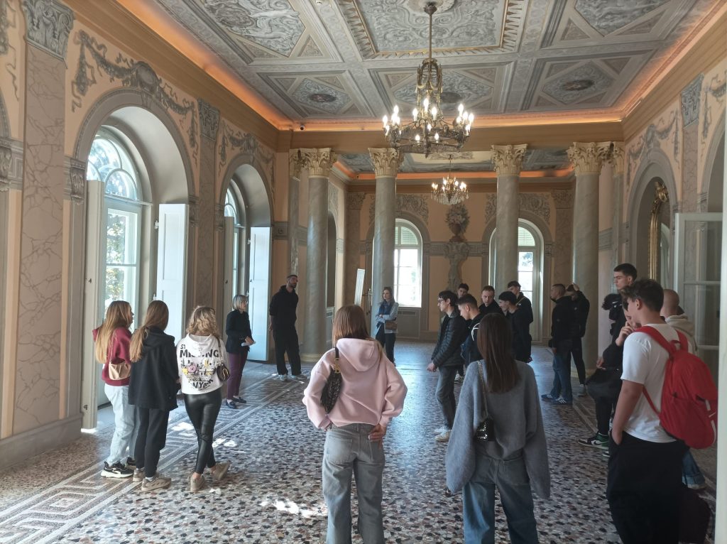 ekonomisti-u-razgledavanju-vile-angioline-u-opatiji-privatna-škola-futura