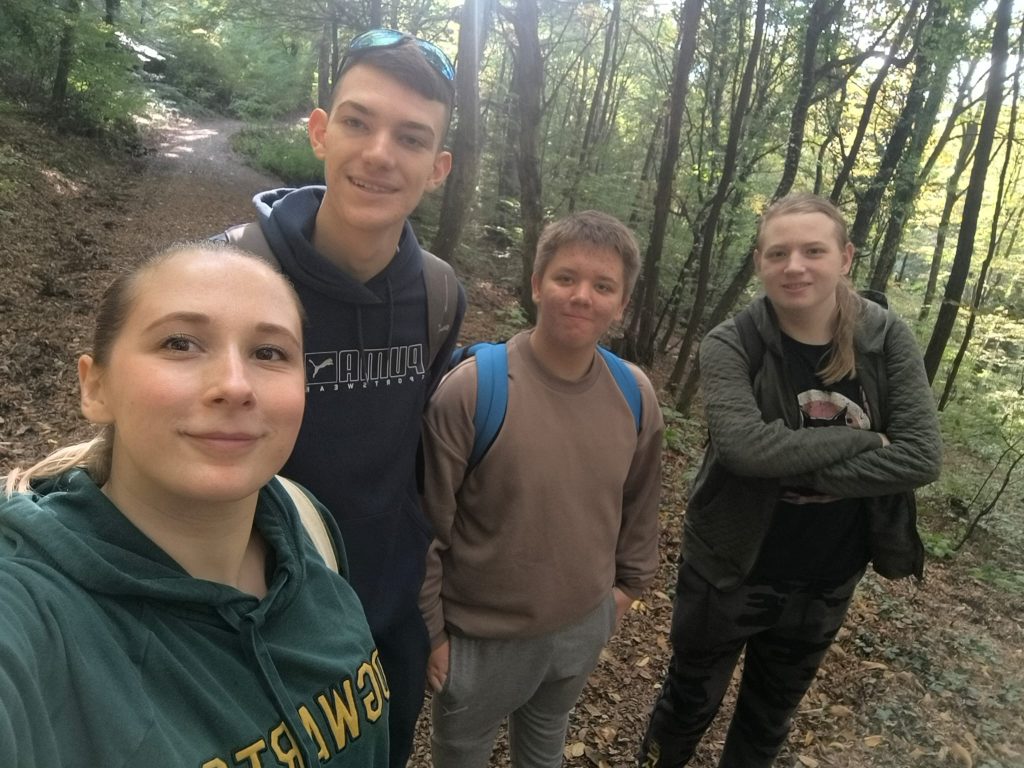 razrednica-sa-svojim-učenicima-na-usponu-na-sljeme-privatna-škola-futura