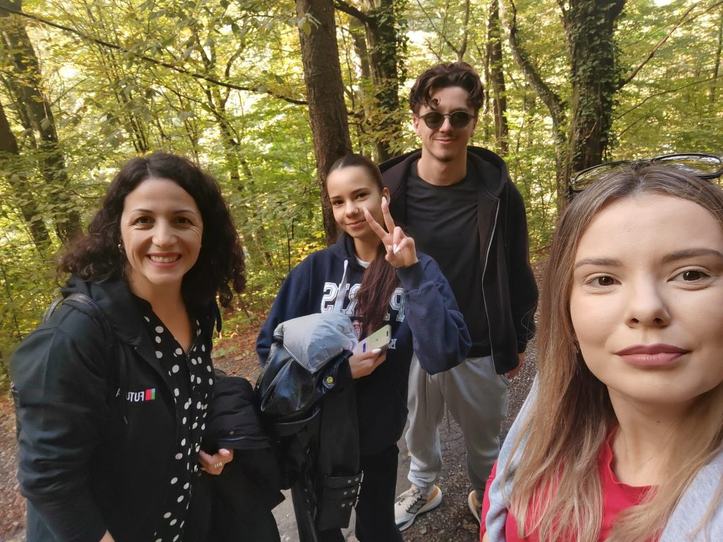 učenici-i-profesorice-prilikom-uspona-na-sljeme-privatna-škola-futura