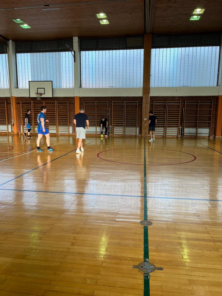 napetost-na-terenu-dok-je-u-tijeku-utakmica-učenika-i-profesora-dan-sporta-privatna-škola-futura
